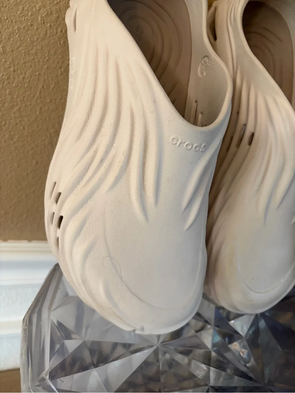 Men’s Crocs Echo Wave Chalk Almond Shoes size 10